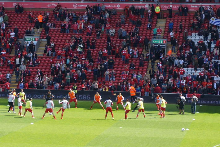 0分0板0助+投篮过桥，被杜锋“死亡凝视”，粤蜜：赶快把他送走（挂零出场还投篮过桥，遭杜锋怒瞪，广东球迷：赶紧把他送走）