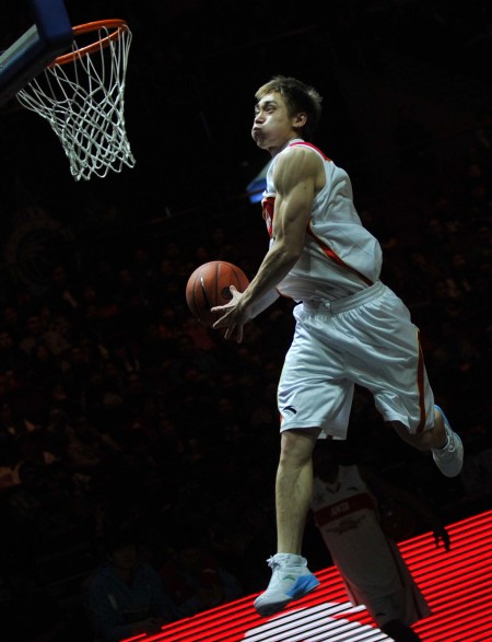 半场战报：帕尔马0-1乌迪内斯，扎尼奥洛破门（半场快讯：乌迪内斯1-0领先帕尔马，扎尼奥洛建功）