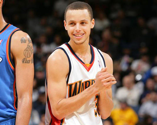 强硬秀肌肉！唐斯冲击内线 怼翻防守强攻打成2+1（硬碰硬！唐斯强突篮下撞翻防守打成2+1）