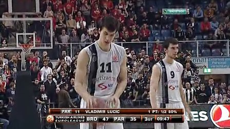 看着都疼！沈梓捷对抗落地时出现崴脚 已返回更衣室（沈梓捷对抗中落地脚踝扭伤，已退场返回更衣室）