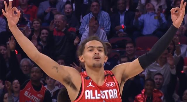 太阳报：麦克托米奈领意甲最佳球员奖，被女友透视着装抢风头（太阳报：麦克托米奈加冕意甲最佳，女友透视造型抢尽风头）