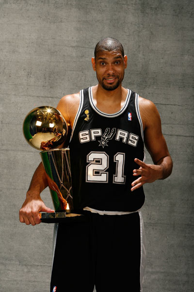 足坛一夜动态：AC米兰大逆转登顶意甲第1，B费创纪录曼联复仇狼队（足坛一夜速递：AC米兰逆转登顶意甲榜首，B费破纪录助曼联复仇狼队）