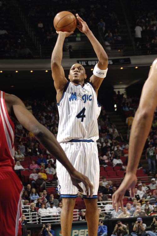 热刺抵达韩国受到热烈欢迎，有球迷在与麦迪逊合影时激动流泪（热刺抵韩获盛情迎接，球迷与麦迪逊合影激动落泪）