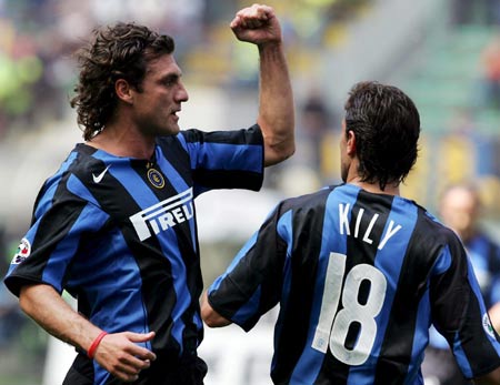 持续打击极端球迷，米体：地方当局邀请米兰双雄开会评估情况（米体：地方当局召集米兰双雄会谈，评估持续整治极端球迷行动）