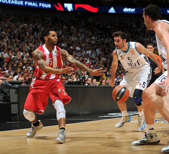 欧冠夺冠赔率：巴萨1赔4.5领跑 皇马利物浦紧追（欧冠夺冠赔率：巴萨1赔4.5居首 皇马、利物浦紧随其后）