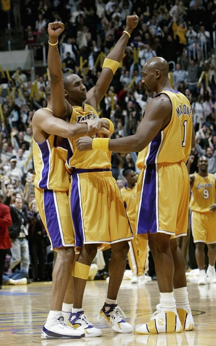 国米4‑0大胜科莫，一举登顶意甲积分榜（国际米兰4-0横扫科莫，跃居意甲榜首）