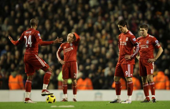 气氛浓厚🎄湖人球员们在训练基地迎接圣诞节的到来（训练基地洋溢圣诞气息🎄湖人球员齐迎节日到来）