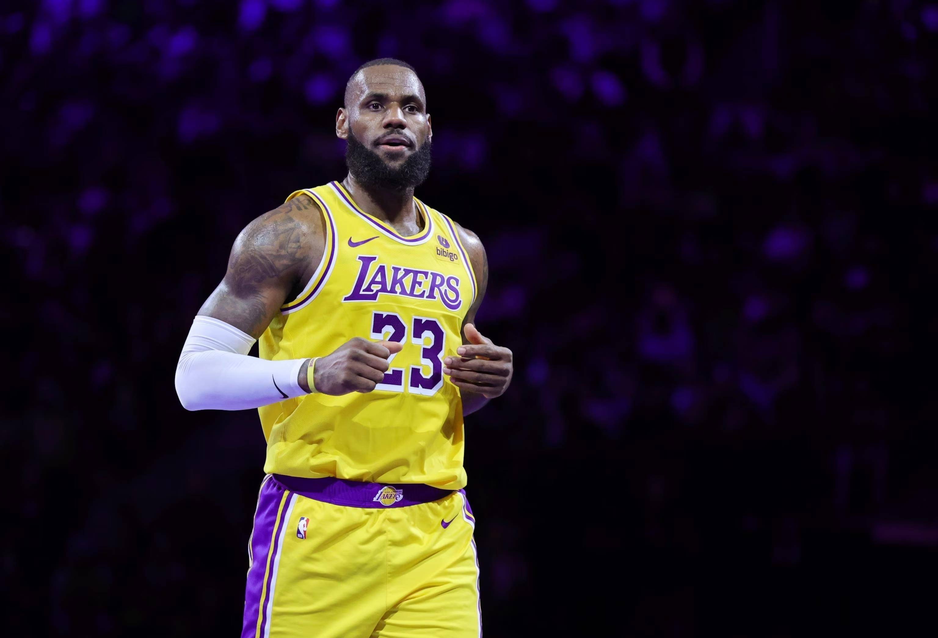 世界杯球票秒售罄，球迷抢票大战升级（世界杯门票瞬售一空，球迷抢票大战加剧）