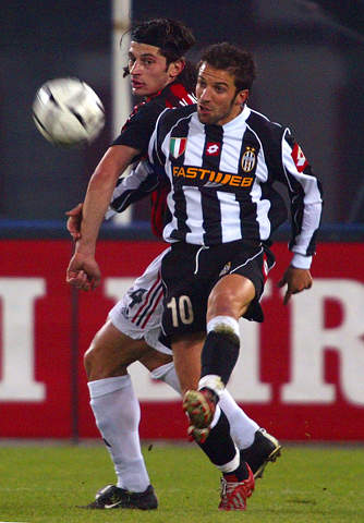 依旧替补出战！文班上半场12分钟9中6 砍下14分5篮板&正负值+12（继续替补登场，文班上半场12分钟9投6中拿下14分5篮板，正负值+12）