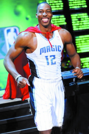 意甲最新动态：米兰锁定18岁新锋，国米仅落榜首一分（意甲焦点：AC米兰敲定18岁新前锋，国米距榜首仅差1分）