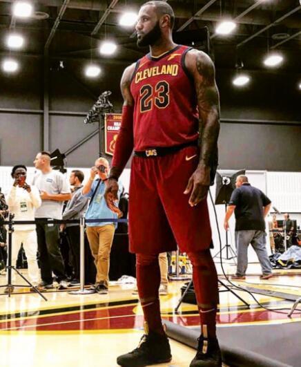 半场战报：帕尔马1-1博洛尼亚，阿德里安-贝尔纳韦，圣地亚哥-卡斯特罗破门（半场速递：帕尔马1-1博洛尼亚，阿德里安-贝尔纳韦与圣地亚哥-卡斯特罗各自建功）