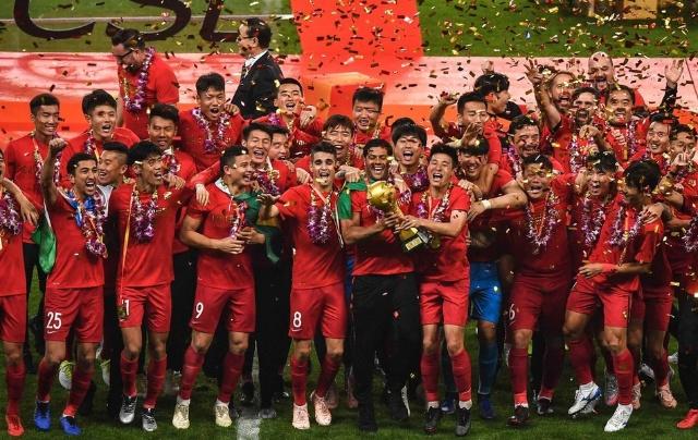 中超收官日半场实时形势：海港夺冠、梅州降级、法比奥金靴（中超收官半场战况：海港问鼎、梅州降级、法比奥加冕金靴）