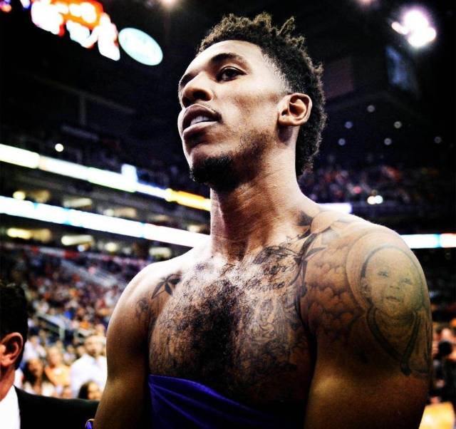 经典画面！王少杰篮下打进 杜锋抱怨裁判该吹2+1&喋喋不休吃T（名场面！王少杰篮下命中，杜锋质疑裁判应判2+1，喋喋不休被吹T）