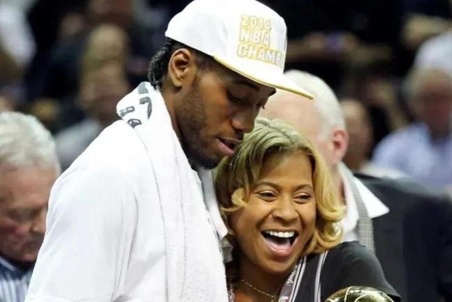 半场战报：多特2-0斯图加特，埃姆雷-詹点射，拜尔破门（半场快讯：多特2-0领先斯图加特，埃姆雷-詹点射建功，拜尔再下一城）